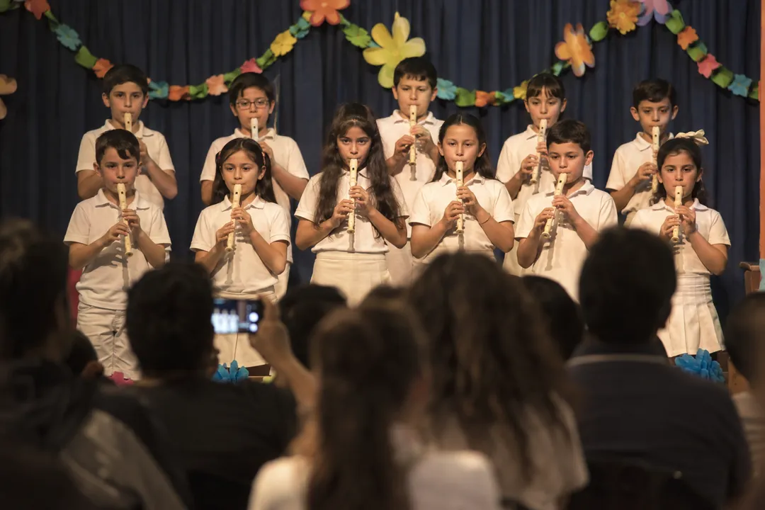 Un grupo de alumnos tocando la flauta en el festival de fin de curso